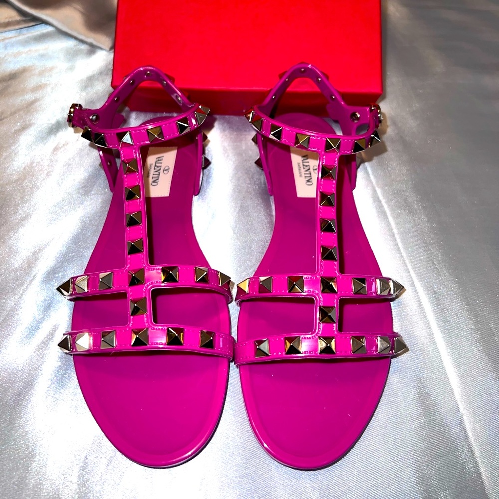 Brand new Valentino Rockstud Gladiator Sandal in Rose Vio